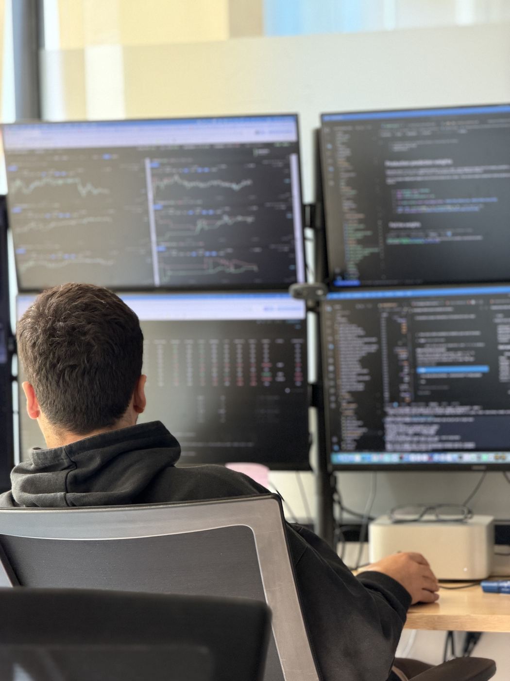Un miembro del equipo de Outliers en su desk de monitores